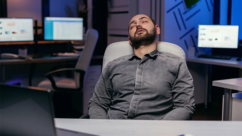 a-man-fallen-asleep-in-5-minutes-in-an-office