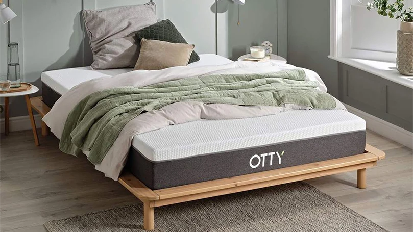 OTTY-Aura-hybrid-mattress-in-a-bedroom