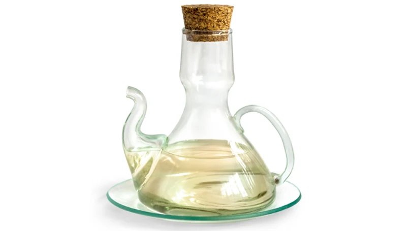 an image of a bottle of white vinegar