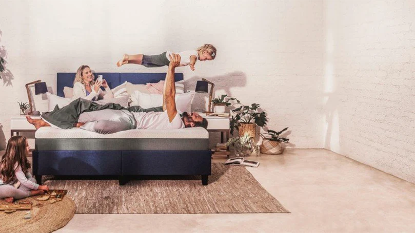 an image of a happy family on Emma Hybrid mattress