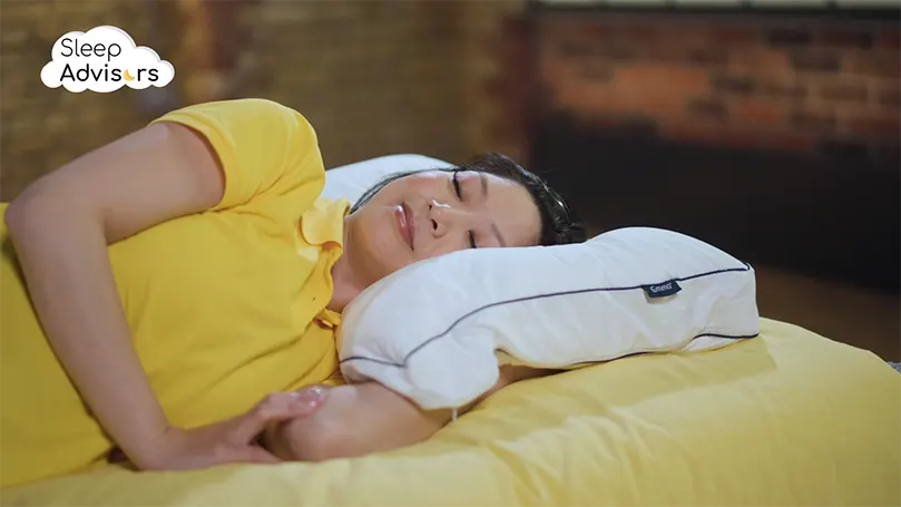 Our presenter sleeping on Emma's Premium Microfibre pillow