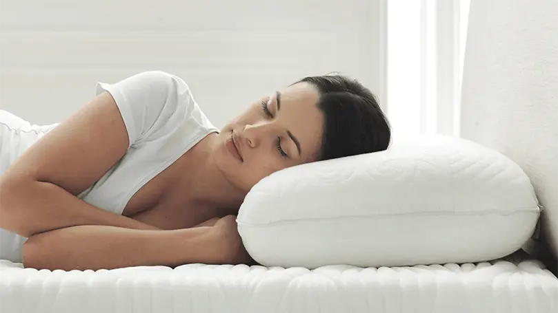 An image of a woman sleeping on Octaspring True Evolution Anatomic pillow.