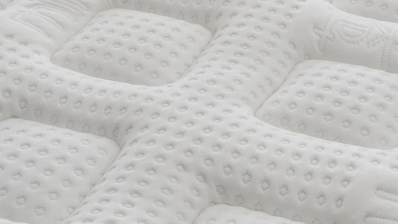 An image of Silentnight Mirapocket 1000 Geltex mattress close up.
