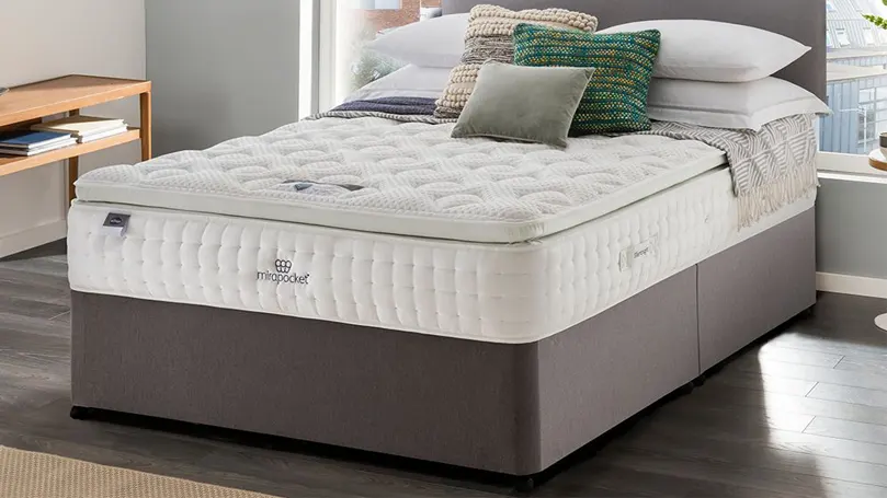 An image of Silentnight Mirapocket 1000 Geltex mattress in a bedroom.