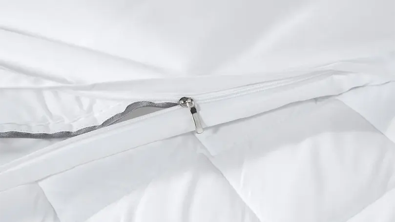 An image of otty deluxe microfibre duvet's zipper close up.