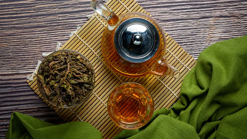 An image of oolong tea in a teapot placed on a table