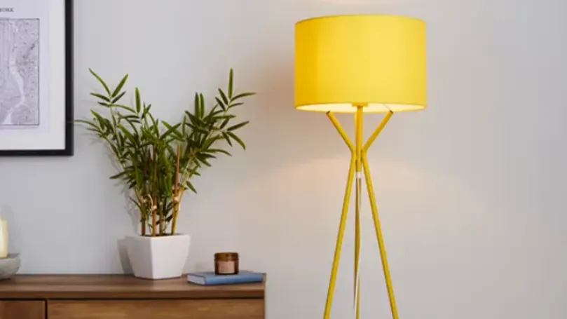 Drei-Tripod-Ochre-Floor-Lamp