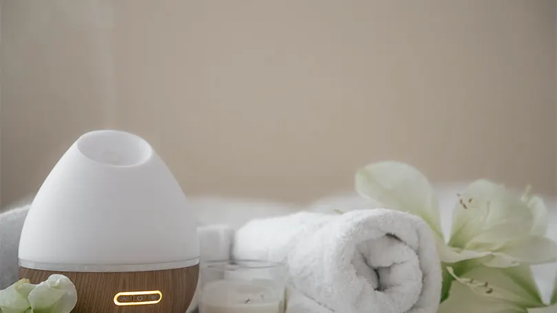 An image of a diffuser and white towels.