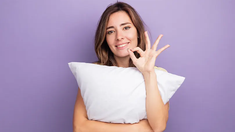 Tips-for-Choosing-the-Right-Pillow_woman-with-pillow
