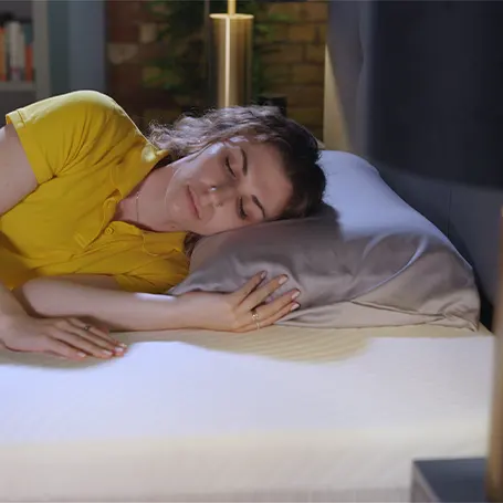 Person lying on the mattress as a side sleeper.