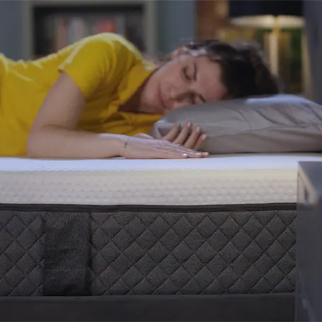 Image of the TSA reviewer Connie sleeping on her side on a Emma NextGen premium mattress