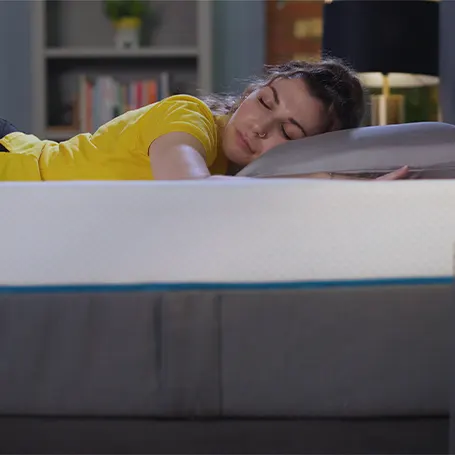 An image of a TSA reviewer testing the Simba Hybrid Luxe mattress