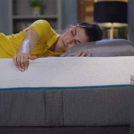 Image of the TSA reviewer Connie sleeping on her side on a Simba Hybrid Luxe Mattress