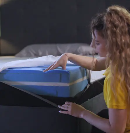 Reviewer looking at the layers of the mattress.