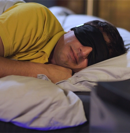 Presenter wearing the Cozy Earth eye mask.