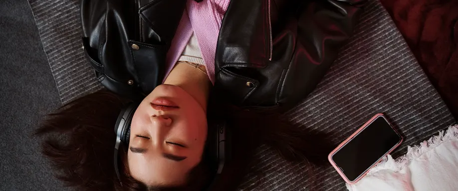 Sleeping-with-music-FI