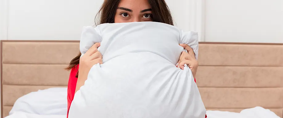 how-to-refluff-a-pillow-FI