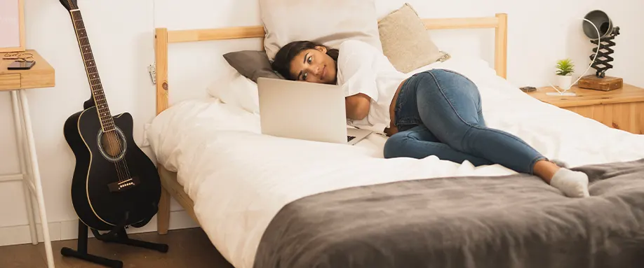 small-bedroom-bed-fi
